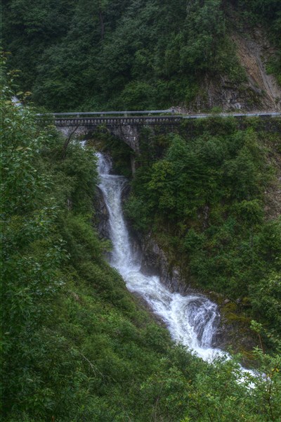 Один из многочисленных водопадов и мостов