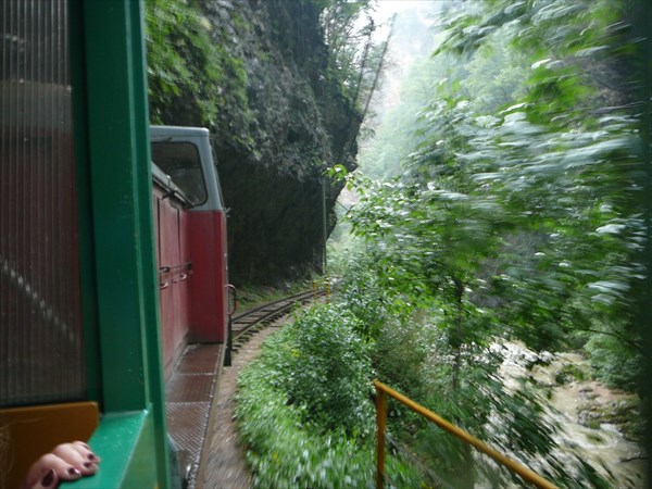 В Гуамском ущелье, вид из поезда