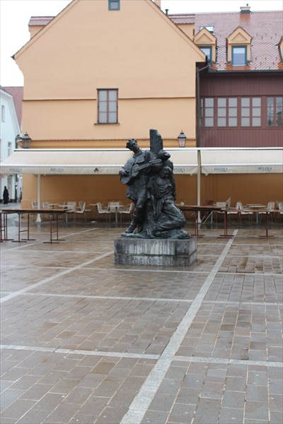 Памятник местному шуту Петрице Керемпуху