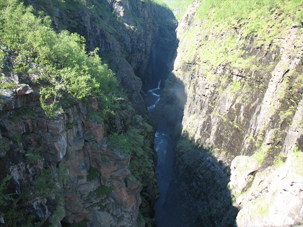 Вид с моста вниз по каньону