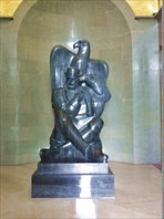 Статуя Петра II Петровича-Негоша с орлом.