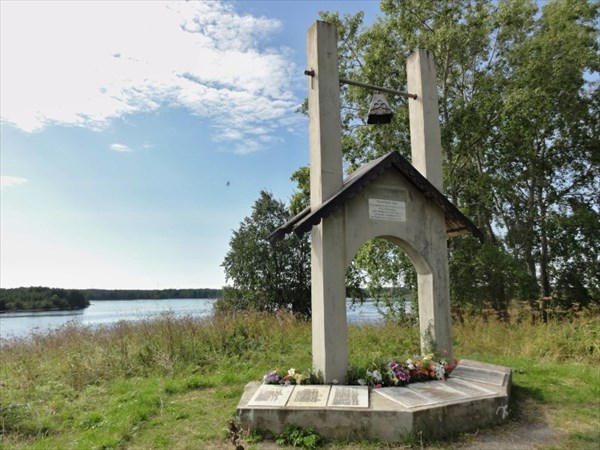 Памятник затопленному селу Подужемье