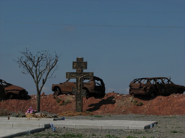 Памятник из сожжённых автомобилей