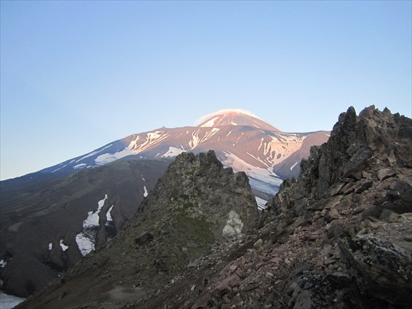 Действующий Аванчинский вулкан (высота 2741 метр)