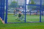 Инвалиды играют в тенис