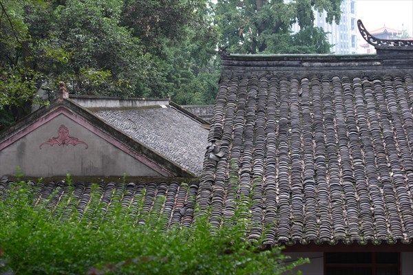 На многих домах в деревнях используется керамическая черепица