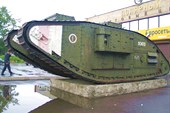 Британский танк на постаменте