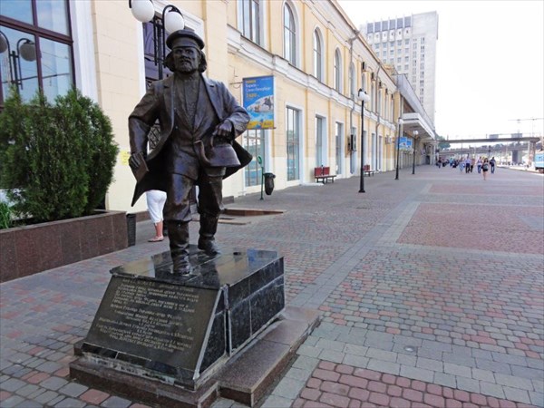 Памятник отцу Федору на 1 перроне в Харькове