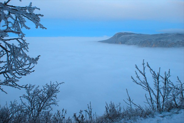 на фото: Вдали - гора Бойка