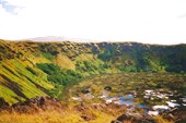 Кратер вулкана на острове Пасхи, где растет камыш