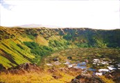 Кратер вулкана на острове Пасхи, где растет камыш