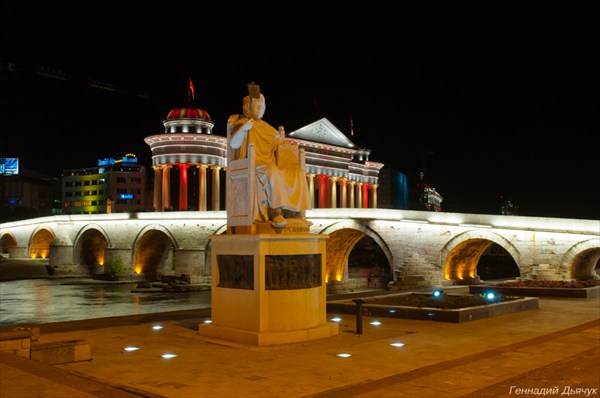 Монумент императору Юстиниану, на фоне "Каменного моста".