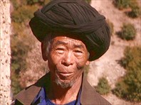 Дедушка в нетипичном для тибетцев головном уборе