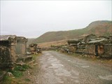 Дорога через античное кладбище