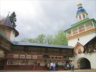 Острожная башня (слева) и Петровская надвратная башня