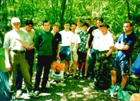 Команда в лагере возле Красной пещеры