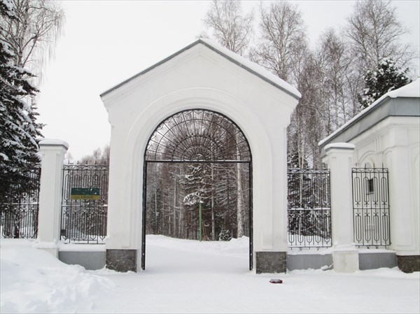 Арка при входе на территорию Православног храма в честь Всех свя