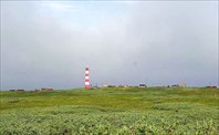 Фото. 37. Полосатый маяк Цып-Наволока. За ним надвигается туман 