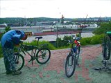 Фото. 1. Мурманск. Сборка байков на фоне морского порта.