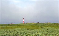 Фото. 37. Полосатый маяк Цып-Наволока. За ним надвигается туман 