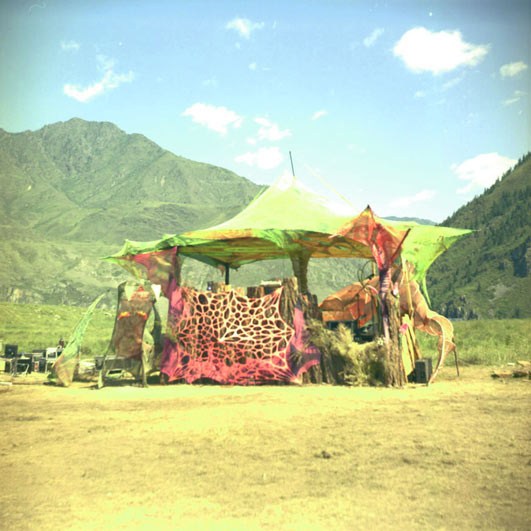 на фото: Главная сцена фестиваля Khan Altay