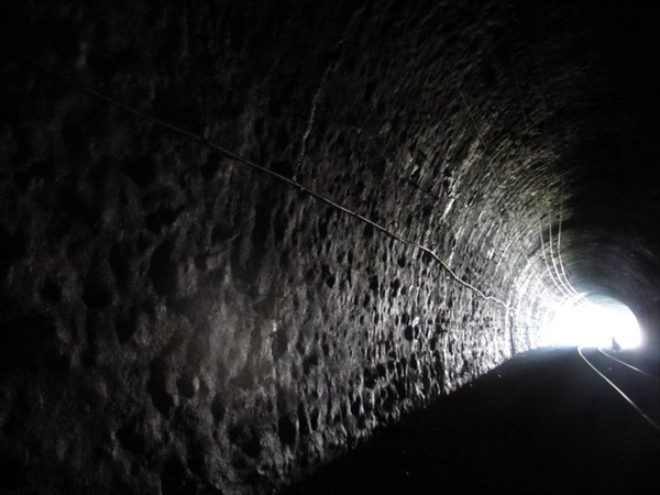 В тоннеле не только темно, ещё холодно.