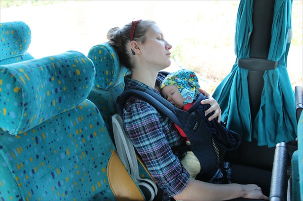 Я сплю с мамой в автобусе