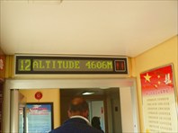 Информационное табло в тибетском поезде 