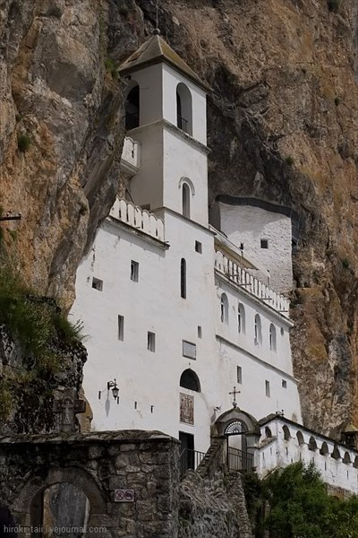 на фото: Монастырь Острог - пожалуй, наиболее почитаемый в Черногории