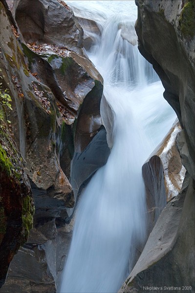 на фото: Бурный поток среди отшлифованных водой скал