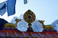 Колесо дхармы и олени на воротах