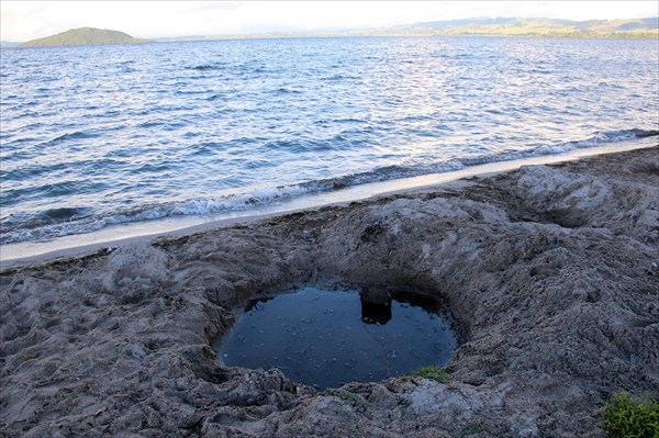 На горячем озере Роторуа развлекаловка это выкопать себе ванну