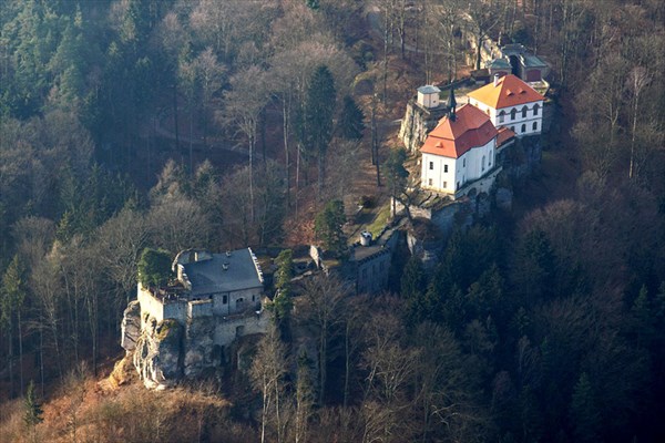 Средневековый замок Вальдштейн