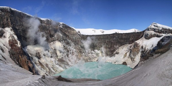 Кислотное озеро в кратере Горелого