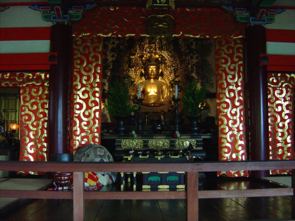 Внутри Буддийского храма