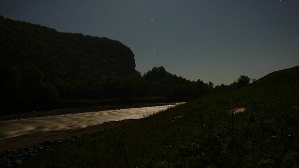 на фото: Ночная река