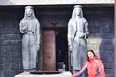 У входа статуи двух черногорок.