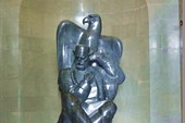 Статуя Петра II Петровича-Негоша с орлом.