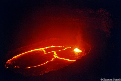Вулкан Эрта-Але с озером жидкой лавы