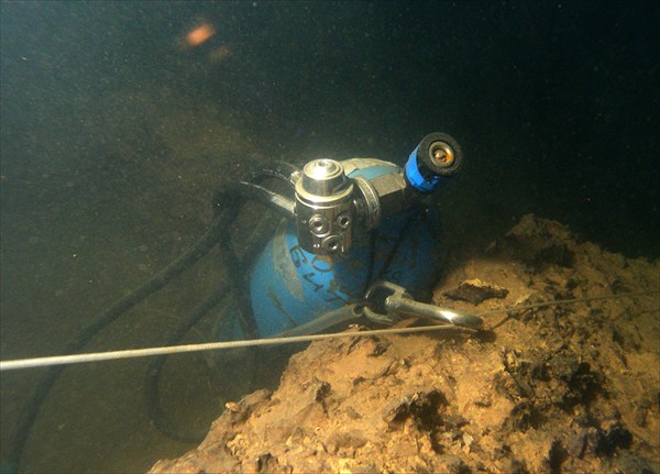Кислородный баллон на глубине 3 метра