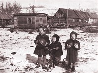 Фото 2. Я с двумя сестрами на фоне бараков (1956 г.)