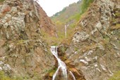 Водопад на спуске в долину Нарзанов
