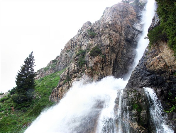 на фото: водопад Бурхан-Булак