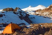 Палатка на 3100 с видом на Эльбрус