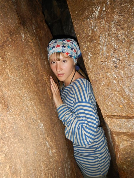 Ваня открыл новую пещеру длиной 8 м. Аня исследует продолжение.