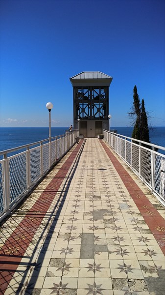 Мост к лифту, спускающему на пляж в Гагре