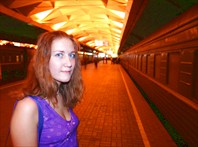 Жаркая девушка на платформе Ленинградского вкз 