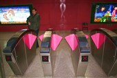 Такие вот розовые крылышки вместо турникетов в метро