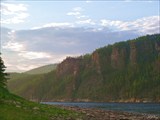 Скалы Олёкмы после притока Тас-Миеле в вечернем свете