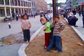 Дети на улице Лхасы